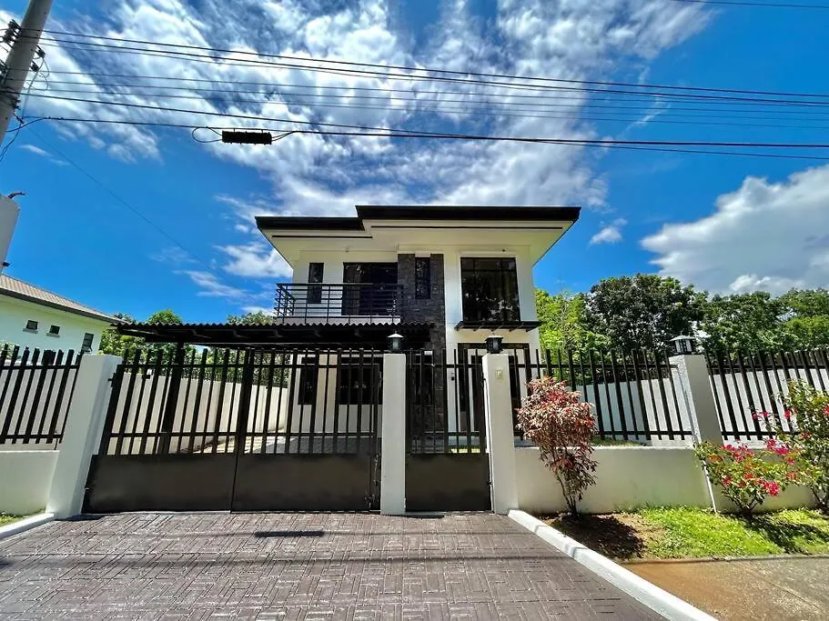 Solitary Golf Home W/ Pool Davao City